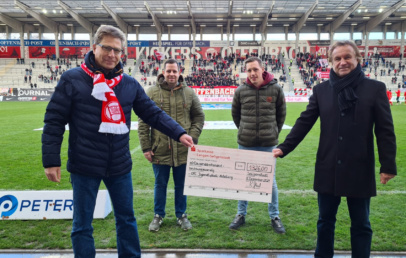 Glaabsbräu spendet 1326 Euro an die Jugendfußball-Abteilung von Kickers Offenbach