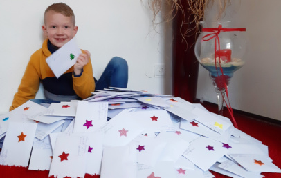 Lukas 6 Jahre Offenbach bastelt 400 Weihnachtskarten für Seniorenheime