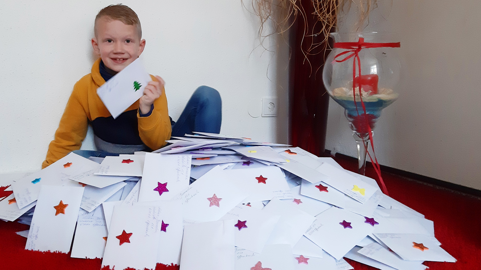 Lukas 6 Jahre Offenbach bastelt 400 Weihnachtskarten für Seniorenheime